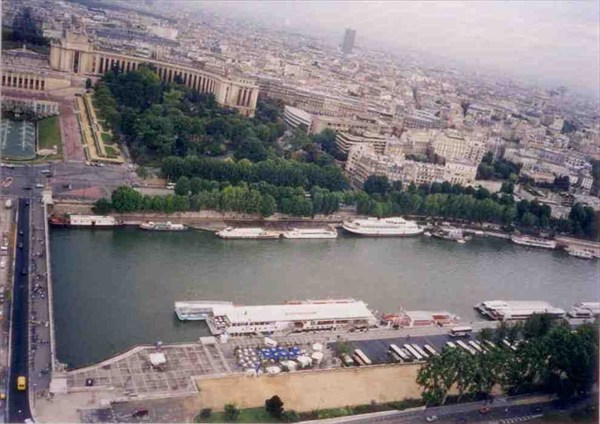 Вид со второго уровня Эйфелевой башни на Иенский мост